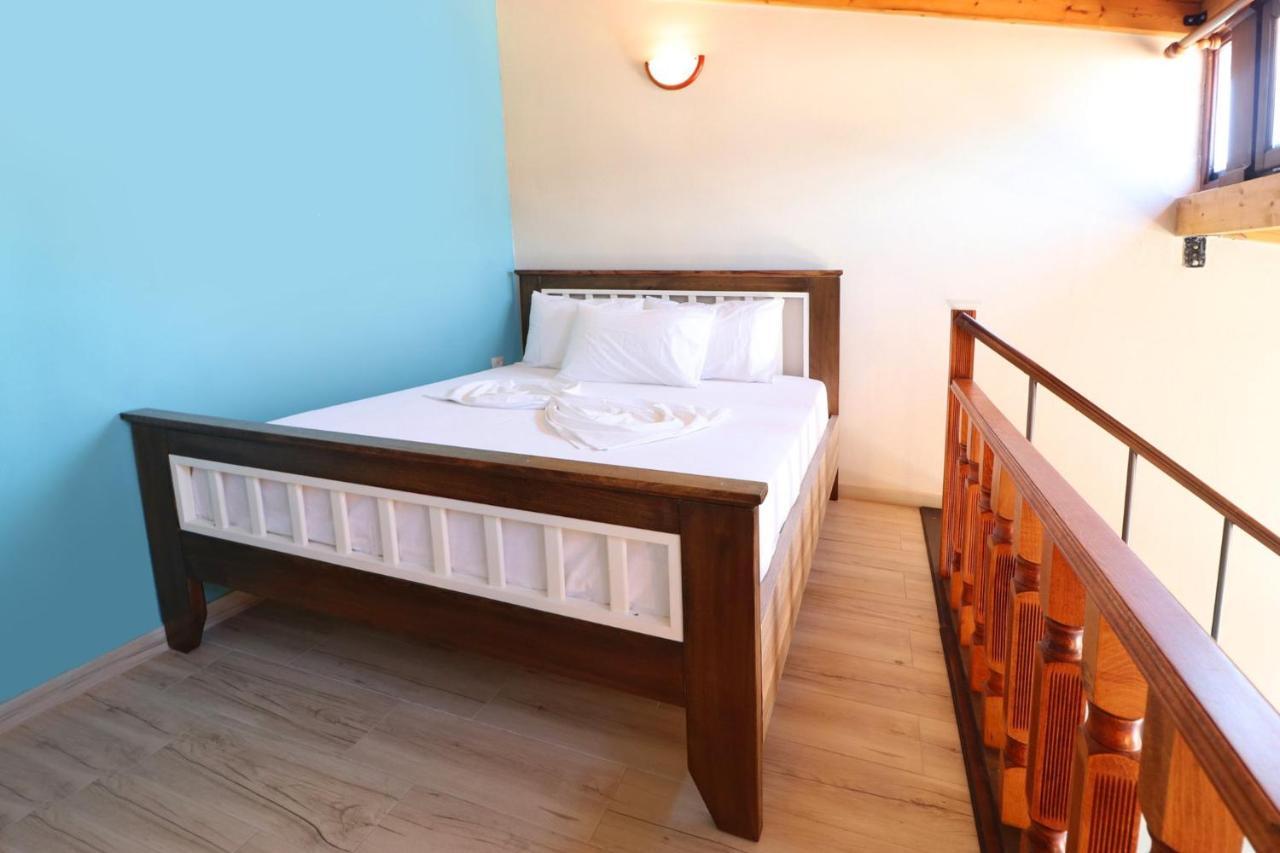 Vila Mateus Himare Luaran gambar